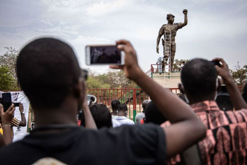 Le Burkina Faso dévoile la statue "corrigée" de Thomas Sankara